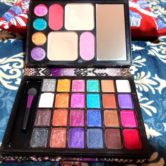 💜💙💚💛🧡❤ALL IN ONE Multi Coloured Make Up Palette with Mirror and Applicator - Picture 3 of 5
